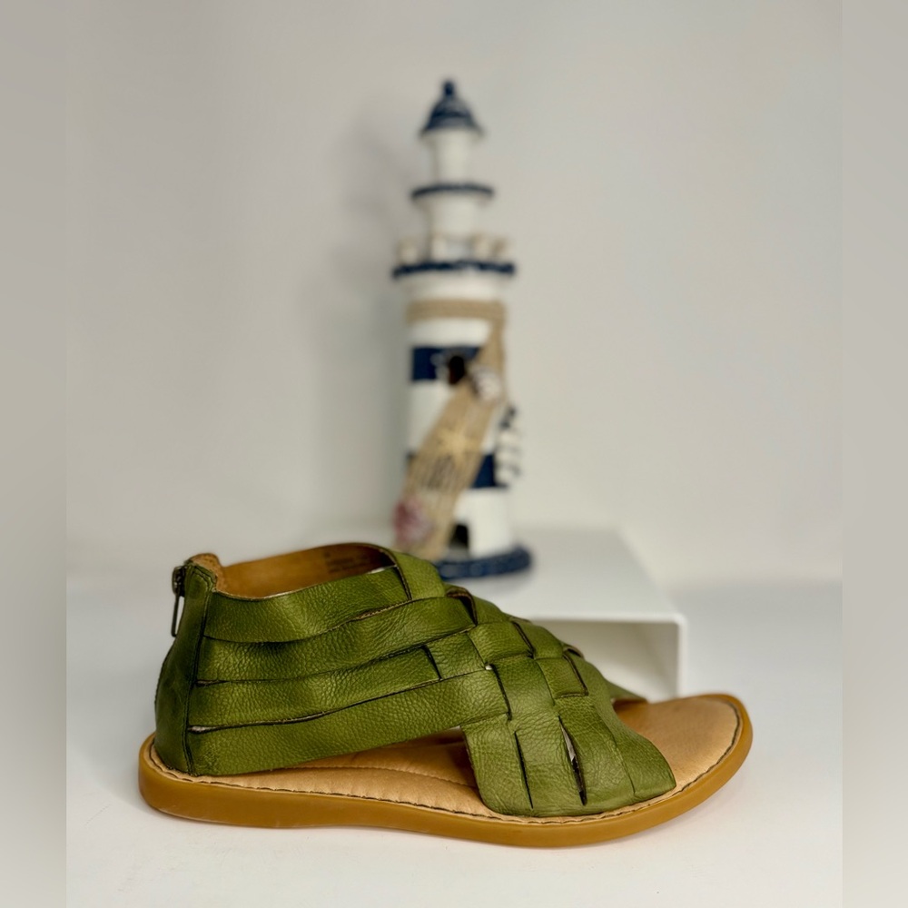 🌸BORN pre-owned Green Strappy Sandals. Size 8M.
